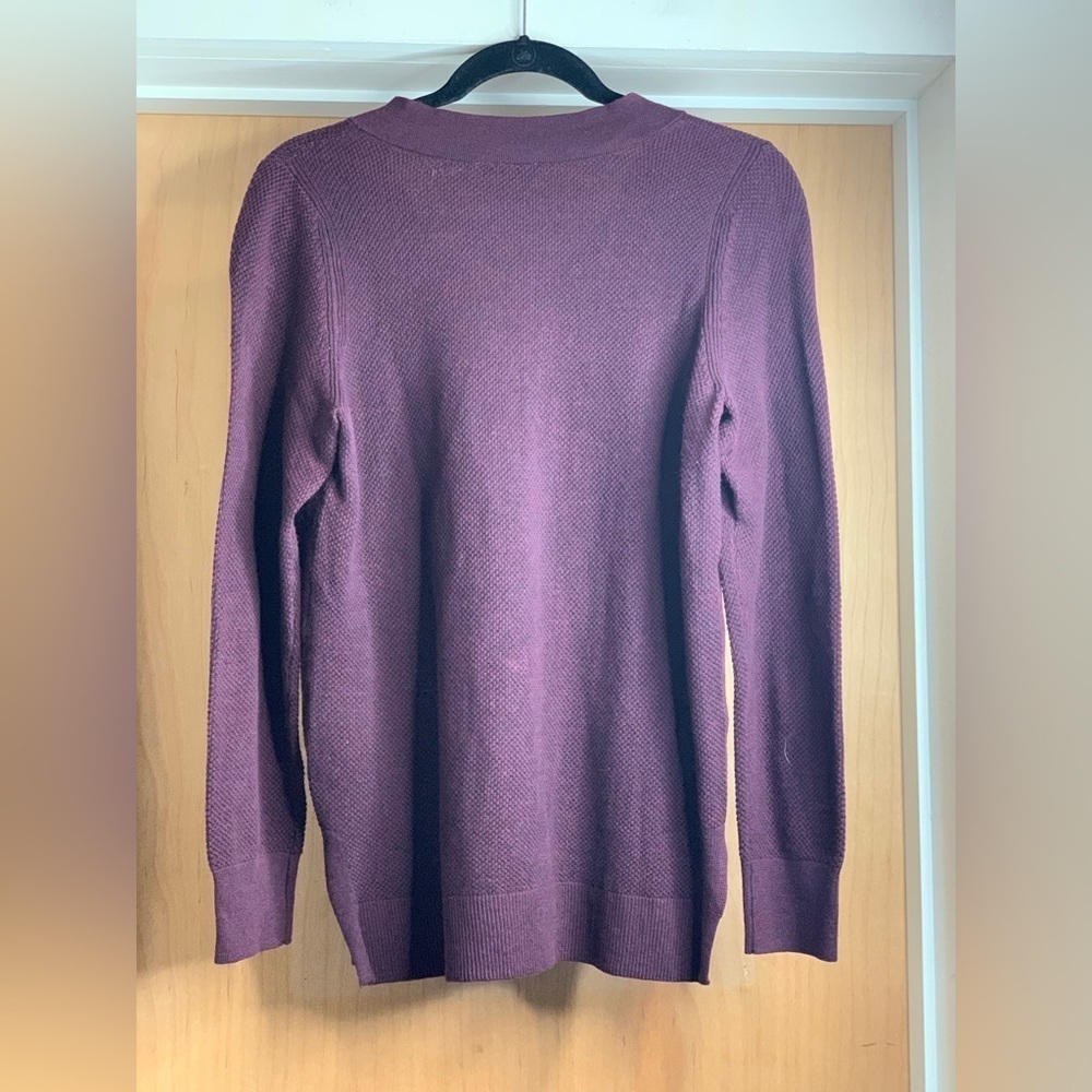 Gap V-Neck Burgundy Knit Sweater.    Size-Medium - Picture 3 of 4